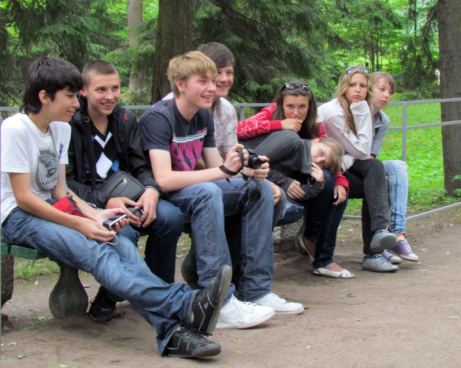 Русские молодые в группе. Современная молодежь. Компания подростков на улице. Компания подростков во дворе. Молодежь во дворе.